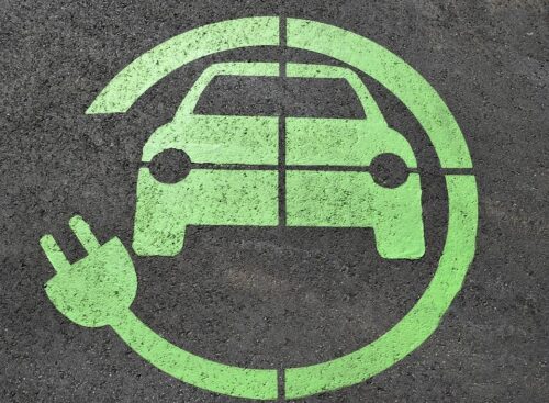 Hybridauto vs. E-Auto: Was sind die Vor- und Nachteile beider Typen?