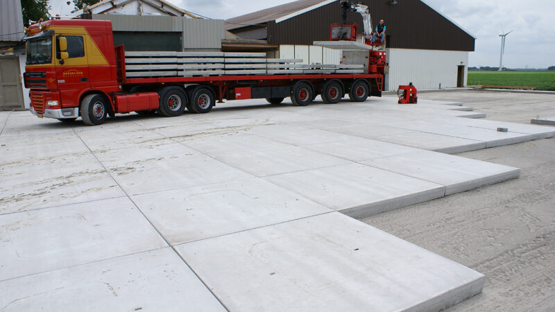 Betonblöcke und Betonplattformen als solide Basis: Parkplatz am Haus selber bauen
