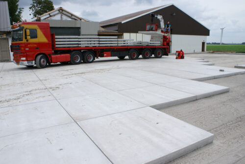 Betonblöcke und Betonplattformen als solide Basis: Parkplatz am Haus selber bauen