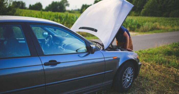 Motoröl-Pflege gegen Pannen: Was Autofahrer wissen sollten – und wer hilft, wenn es trotzdem kracht
