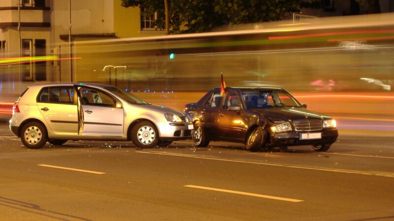 Fahrzeug nach einem Unfall: Warum Flüssigkeitsverluste ernst genommen werden sollten