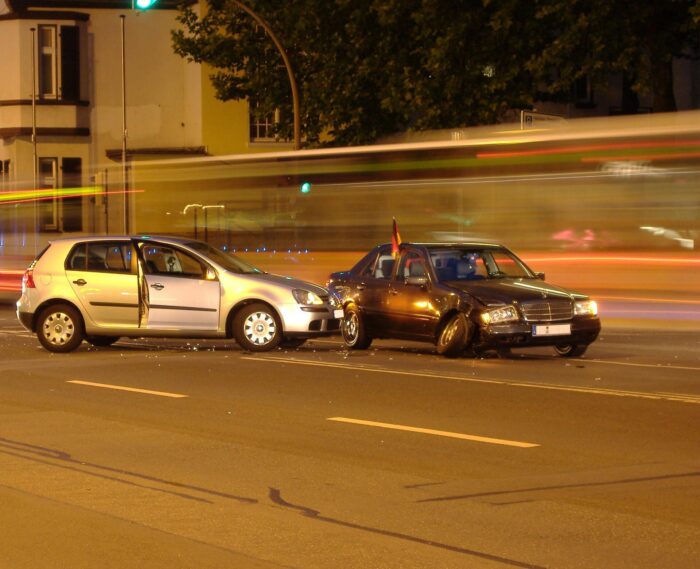 Fahrzeug nach einem Unfall: Warum Flüssigkeitsverluste ernst genommen werden sollten